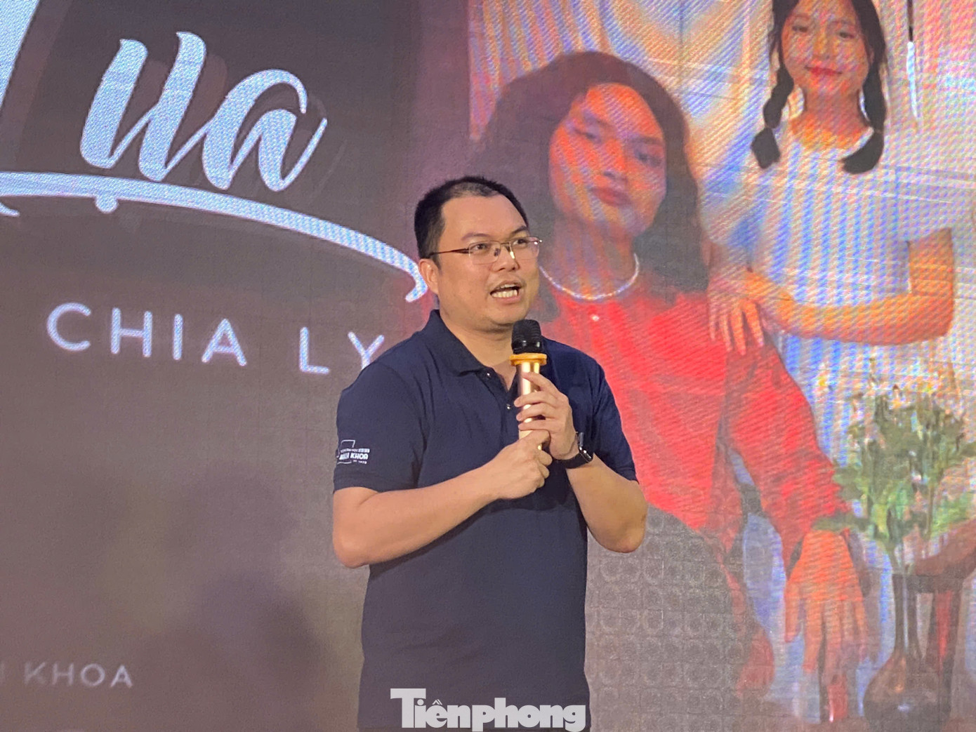 “Tự hào vô cùng khi sinh viên Đà Nẵng nói chung và các bạn thành viên của Câu lạc bộ Kỹ năng mềm Đà Nẵng - SClub nói riêng đã tự tổ chức được một chương trình mang đậm bản sắc riêng và mang ý nghĩa cao cả như vậy trong dịp đặc biệt này” - ThS. Trương Ngọc Sơn - Bí thư Đoàn thanh niên trường ĐH Bách khoa Đà Nẵng chia sẻ. Ảnh: Minh Hiền