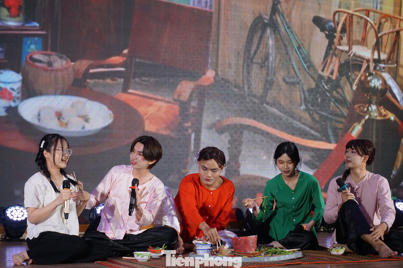 Vở nhạc kịch Nhà Của Lụa là câu chuyện về những người hát lô tô vô tình nhặt được một đứa trẻ và hành trình giằng co đầy xúc động với người mẹ ruột khi đứa trẻ khôn lớn. Từng tình tiết nhẹ nhàng nhưng sâu lắng đã đưa khán giả trải qua nhiều cung bậc cảm xúc, từ vui vẻ, hồn nhiên cho đến những giây phút lắng đọng, nghẹn ngào. Ảnh: Minh Hiền