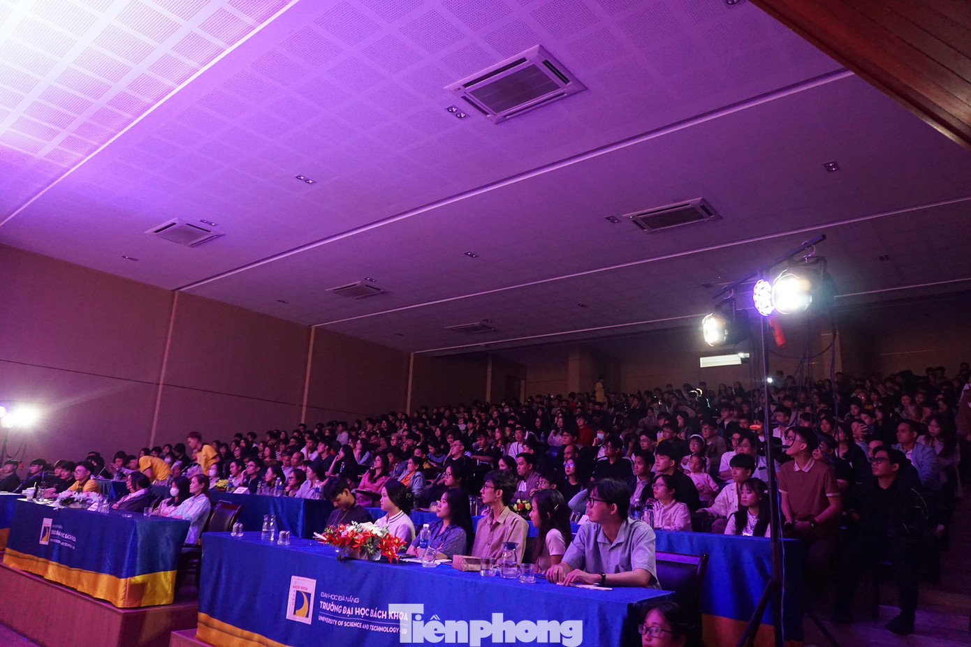 Diễn ra trong khuôn viên trường Đại học Bách khoa (ĐH Đà Nẵng), chương trình nhạc kịch thu hút hơn 500 khán giả đến xem và ủng hộ. Đây không chỉ là sân chơi nghệ thuật sáng tạo, nơi các bạn sinh viên thỏa sức thể hiện tài năng biểu diễn, mà còn là cơ hội lan tỏa tinh thần nhân ái, khơi dậy trách nhiệm xã hội trong thế hệ trẻ thành phố. Ảnh: Minh Hiền