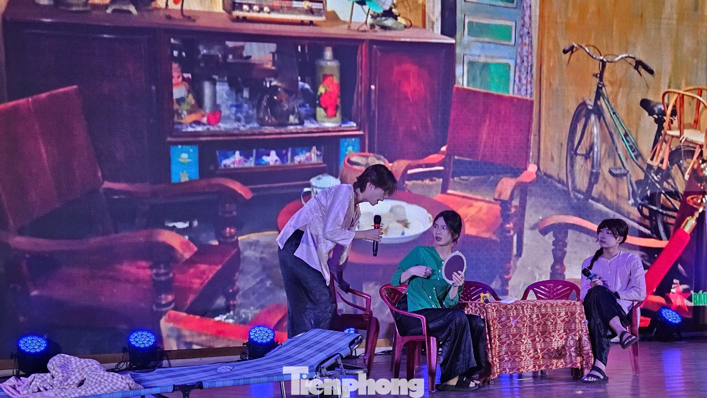 Các bạn sinh viên trên sân khấu, dù chưa được đào tạo bài bản qua trường lớp chuyên nghiệp, nhưng vẫn diễn rất tự nhiên và đầy cảm xúc, chạm đến trái tim khán giả. Ảnh: Minh Hiền