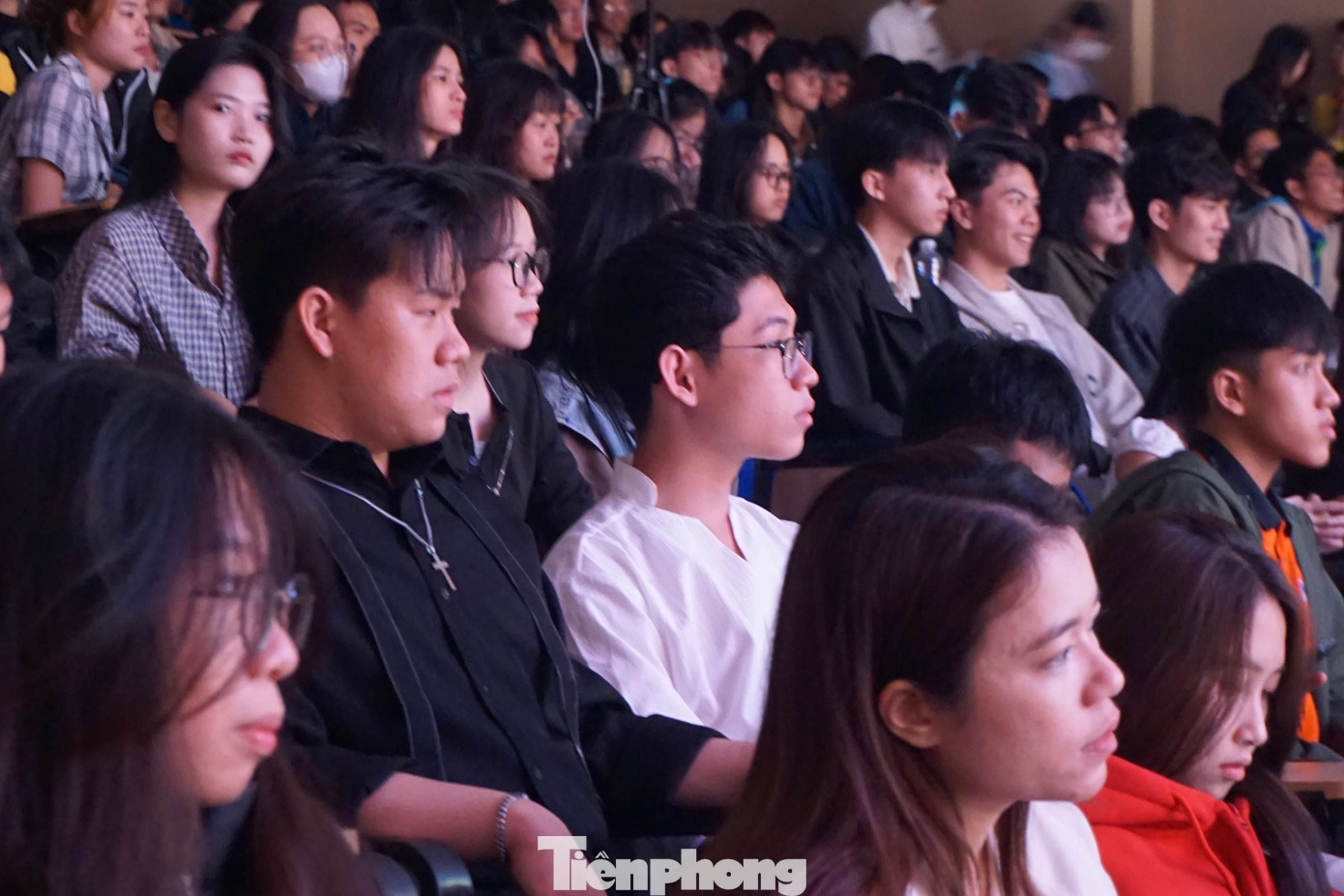 Những biểu cảm thú vị và sự tập trung theo dõi của khán giả đã góp phần tạo nên bầu không khí ấm áp, gần gũi trong suốt đêm nhạc kịch. “Mình cảm thấy vở kịch rất hay, các chi tiết được dàn dựng kỹ lưỡng và mang đến không khí vô cùng tuyệt vời”, bạn Anh Tú 21 tuổi, sinh viên trường ĐH Bách khoa nói. Bạn Nguyễn Vũ Duy Phương (Chủ nhiệm Câu lạc bộ SClub) cho biết, tổng số tiền thu được sau đêm nhạc kịch là gần 40 triệu đồng. Đây là kết quả của sự chung tay đóng góp từ tất cả các bạn sinh viên Đà Nẵng, người dân địa phương và các mạnh thường quân. Toàn bộ số tiền bán vé và quyên góp từ đêm nhạc kịch sẽ được dùng để hỗ trợ trẻ em nghèo và các hộ gia đình khó khăn tại vùng cao Thôn 3, xã Trà Leng, huyện Nam Trà My (tỉnh Quảng Nam) trong thời gian sắp tới.