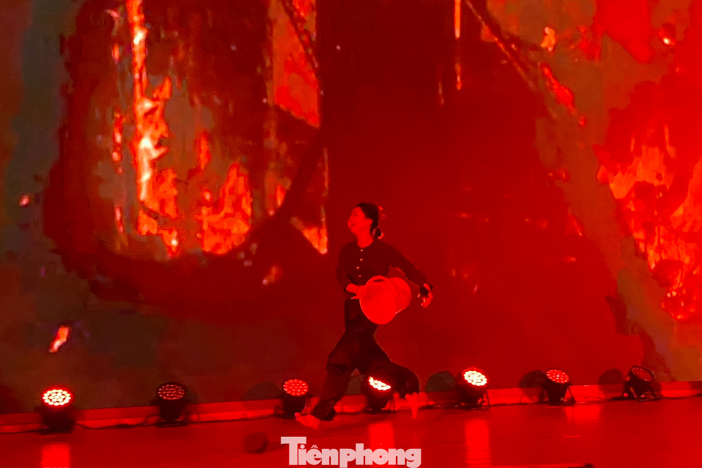 Các bạn sinh viên trên sân khấu, dù chưa được đào tạo bài bản qua trường lớp chuyên nghiệp, nhưng vẫn diễn rất tự nhiên và đầy cảm xúc, chạm đến trái tim khán giả. Ảnh: Minh Hiền