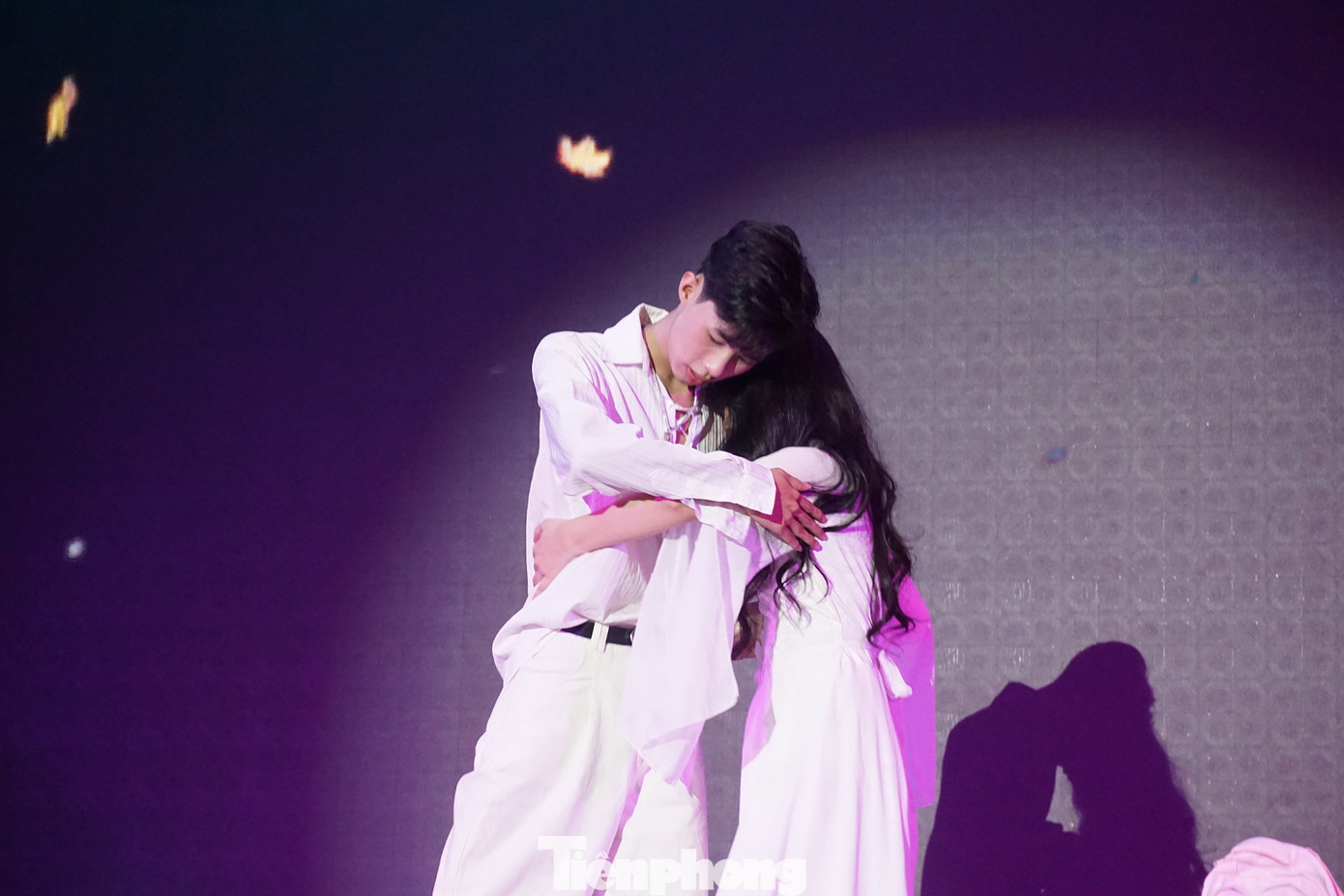 Sân khấu đầy sắc màu với âm thanh, ánh sáng được đầu tư kỹ lưỡng, kết hợp cùng diễn xuất đầy cảm xúc của các bạn sinh viên đã mang đến một đêm nhạc kịch trọn vẹn. Ảnh: Minh Hiền