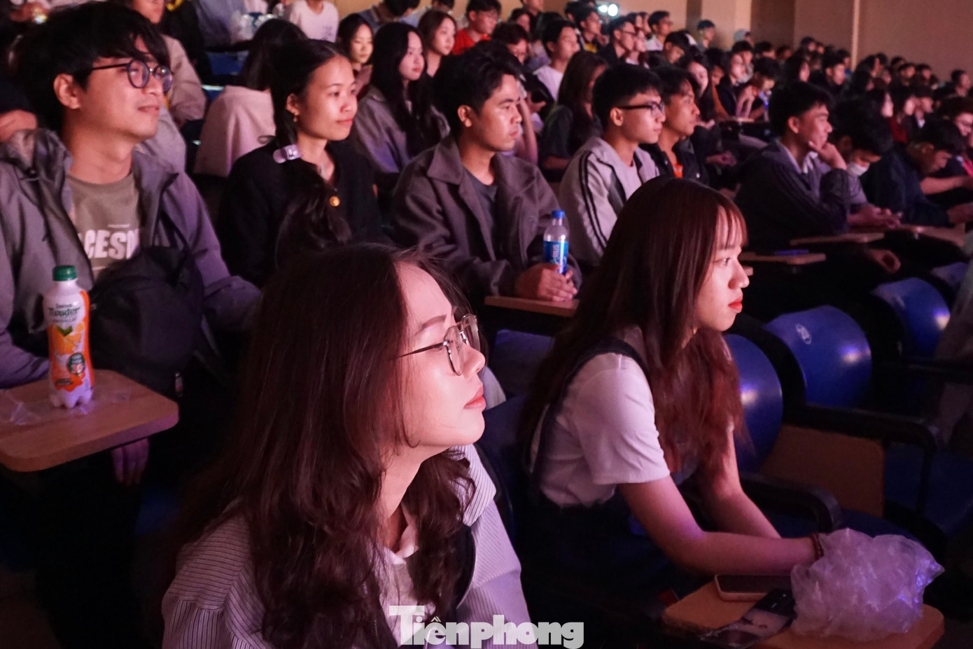 Những biểu cảm thú vị và sự tập trung theo dõi của khán giả đã góp phần tạo nên bầu không khí ấm áp, gần gũi trong suốt đêm nhạc kịch. “Mình cảm thấy vở kịch rất hay, các chi tiết được dàn dựng kỹ lưỡng và mang đến không khí vô cùng tuyệt vời”, bạn Anh Tú 21 tuổi, sinh viên trường ĐH Bách khoa nói. Bạn Nguyễn Vũ Duy Phương (Chủ nhiệm Câu lạc bộ SClub) cho biết, tổng số tiền thu được sau đêm nhạc kịch là gần 40 triệu đồng. Đây là kết quả của sự chung tay đóng góp từ tất cả các bạn sinh viên Đà Nẵng, người dân địa phương và các mạnh thường quân. Toàn bộ số tiền bán vé và quyên góp từ đêm nhạc kịch sẽ được dùng để hỗ trợ trẻ em nghèo và các hộ gia đình khó khăn tại vùng cao Thôn 3, xã Trà Leng, huyện Nam Trà My (tỉnh Quảng Nam) trong thời gian sắp tới.