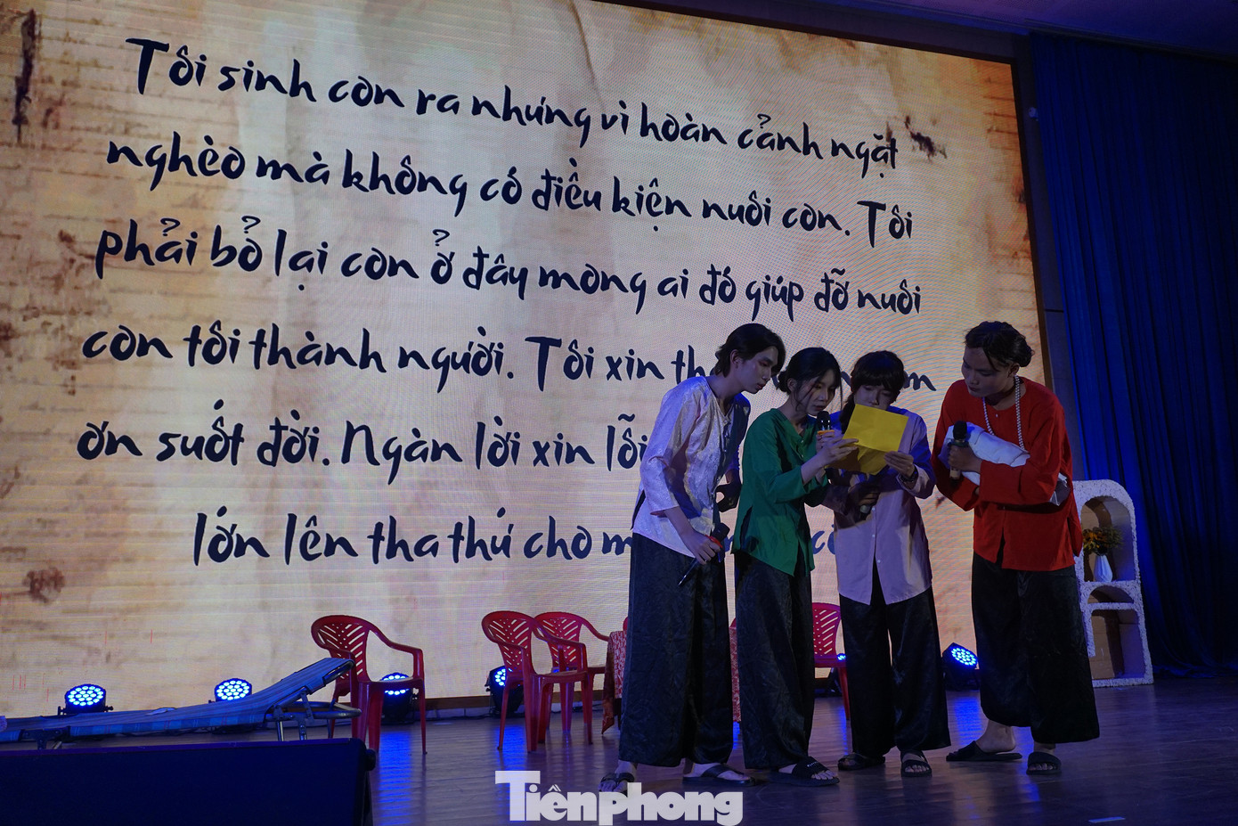 Vở nhạc kịch Nhà Của Lụa là câu chuyện về những người hát lô tô vô tình nhặt được một đứa trẻ và hành trình giằng co đầy xúc động với người mẹ ruột khi đứa trẻ khôn lớn. Từng tình tiết nhẹ nhàng nhưng sâu lắng đã đưa khán giả trải qua nhiều cung bậc cảm xúc, từ vui vẻ, hồn nhiên cho đến những giây phút lắng đọng, nghẹn ngào. Ảnh: Minh Hiền