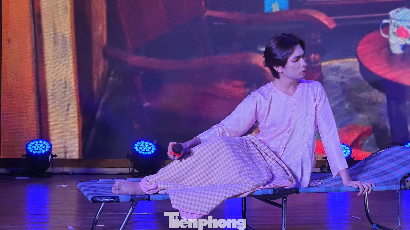 Các bạn sinh viên trên sân khấu, dù chưa được đào tạo bài bản qua trường lớp chuyên nghiệp, nhưng vẫn diễn rất tự nhiên và đầy cảm xúc, chạm đến trái tim khán giả. Ảnh: Minh Hiền