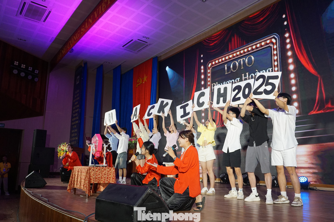 “Tất cả các khâu chuẩn bị từ nội dung, âm thanh, ánh sáng, trang phục, đạo cụ cho đến bán vé được chúng em thực hiện trong khoảng 2 tháng với sự tham gia của hơn 30 thành viên. Em mong muốn qua từng lời thoại, giai điệu bài hát, sẽ truyền tải được tinh thần và bản sắc văn hóa của người Việt Nam nói chung”, bạn Nguyễn Viết Quỳnh Nhung, đạo diễn chương trình chia sẻ. Ảnh: Minh Hiền