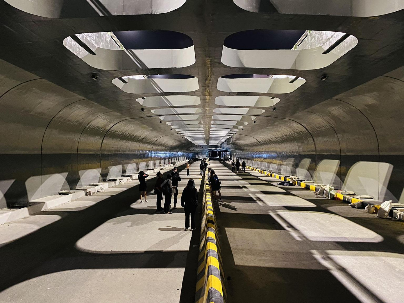 Giếng trời dưới hầm chui độc lạ không khác gì châu Âu - ảnh Thái Lâm Giếng trời dưới hầm chui độc lạ không khác gì châu Âu - ảnh Thái Lâm