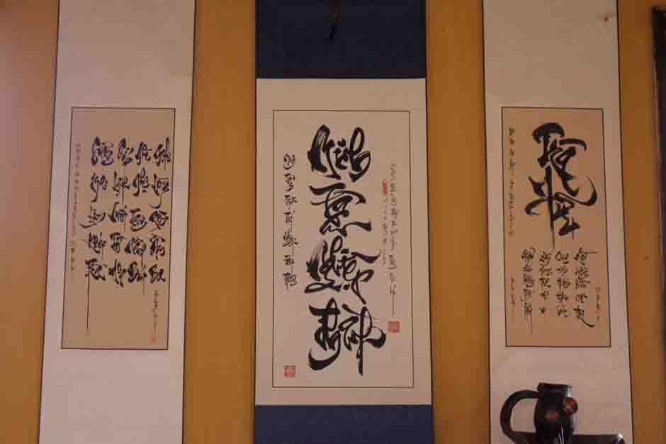 “Minh Tâm Nghiệp Thành” chủ đề của triển lãm cũng là tâm niệm của Xuân Thành với nghề: “Sau 15 năm hoạt động thư pháp kể từ lúc mới lên 8 tuổi, mình nhận ra rằng chỉ cần làm việc bằng cái tâm trong sáng thì sự nghiệp sẽ vững vàng” - ảnh Thu Loan Nguyễn