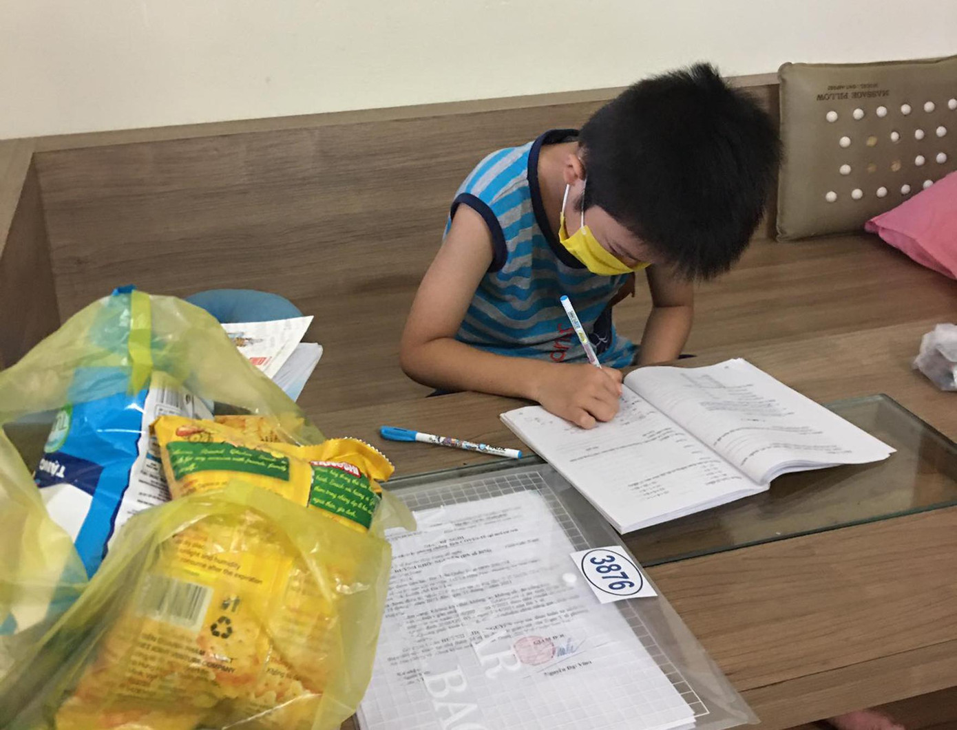 Bé K.N tự học ở nhà - ảnh Trung Trương