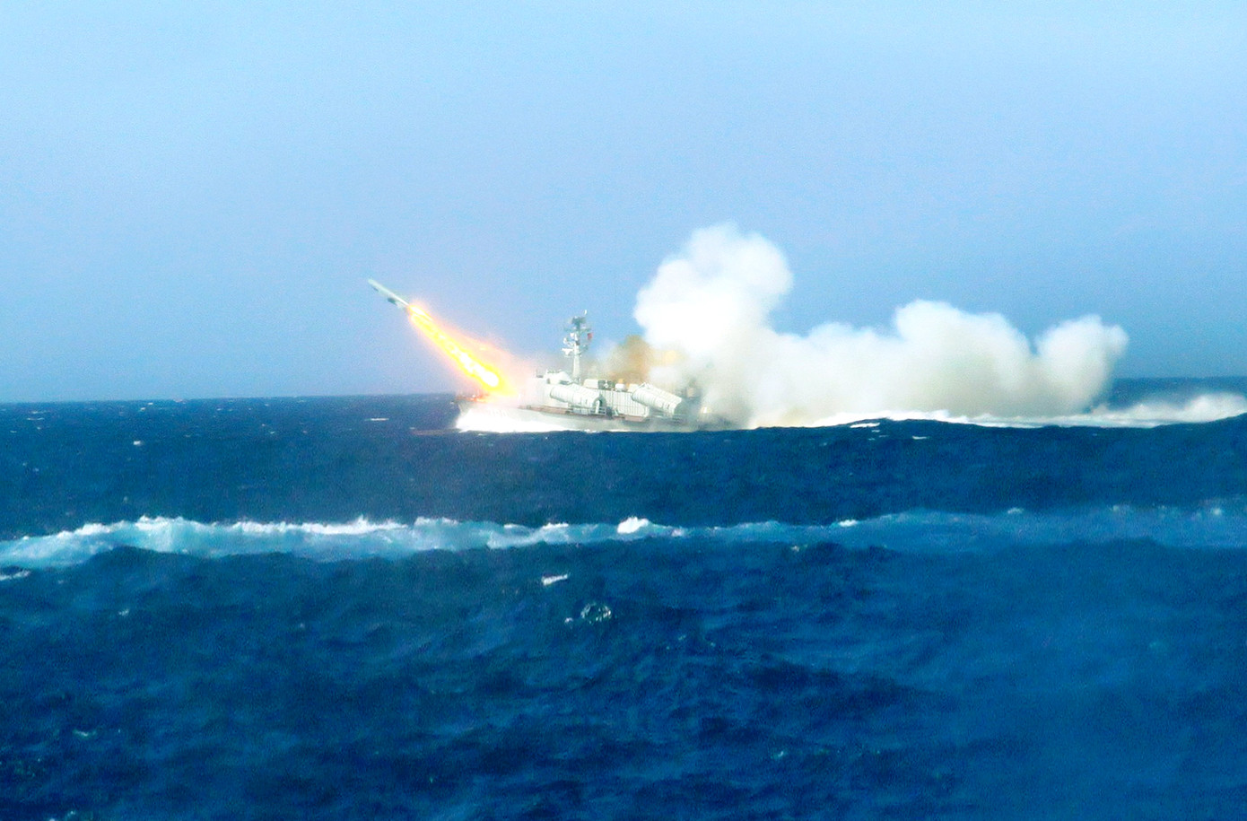 Lữ đoàn 172 diễn tập chiến đấu trên vùng biển Việt Nam vào năm 2022. (Ảnh: Nam–Việt)