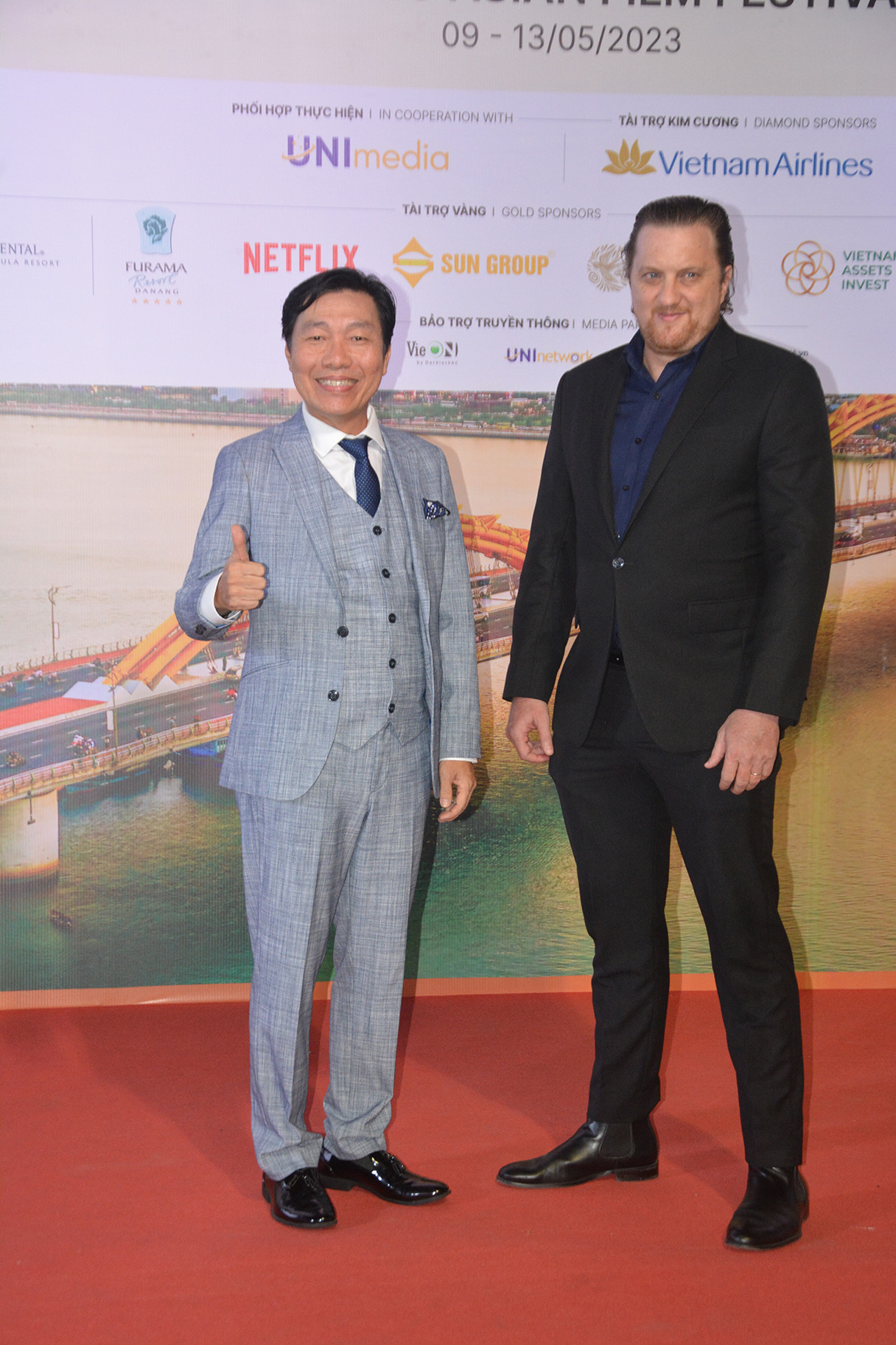 Đạo diễn Aaron Toronto và diễn viên Huỳnh Kiến An của phim Đêm tối rực rỡ.