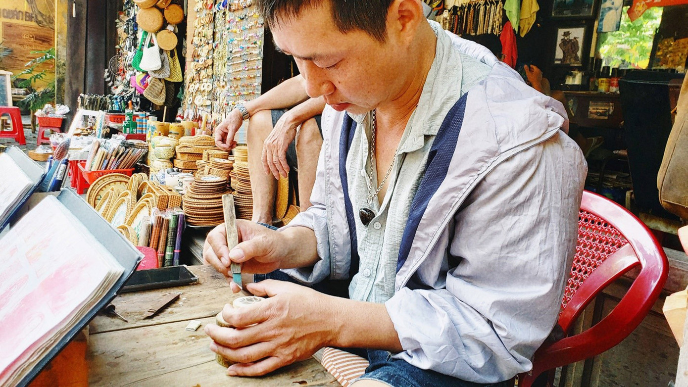 “Làm công việc này anh cảm thấy không quá vất vả, bản thân đam mê là mọi thứ đều trở nên nhẹ nhàng. Chỉ đôi khi, anh bị đau nhức ở tay và lưng vì phải ngồi liên tục trong nhiều giờ làm việc”, anh bộc bạch. (Ảnh: Hằng Hương)