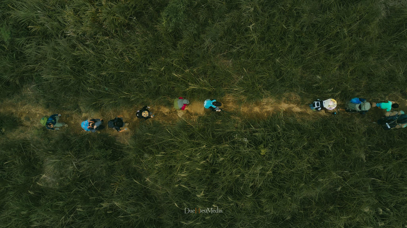 Đoàn người nối nhau băng qua những con đường mòn để khám phá cung đường trekking đẹp nhất tại tỉnh Khánh Hòa.