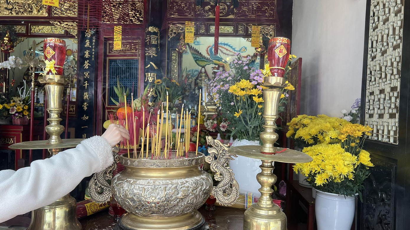 Dâng hương tại bàn thờ Bà Mụ - Ảnh: Bảo Quyên
