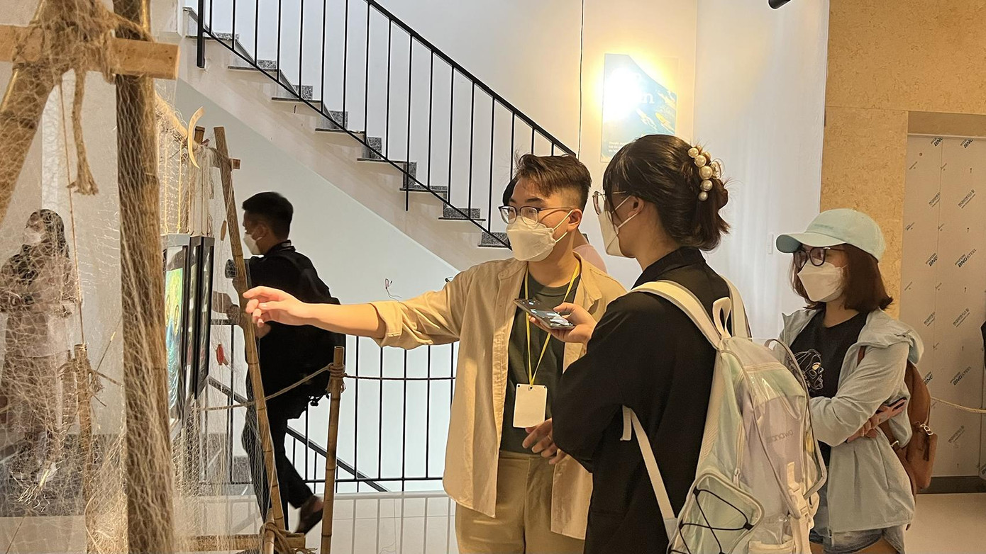 Anh Nguyễn Lê Xuân Phúc – thành viên BTC đang thuyết minh về tác phẩm Cuộc đời của chiếc thúng, thứ gắn bó mật thiết bao đời với ngư dân (Ảnh: Bảo Quyên)