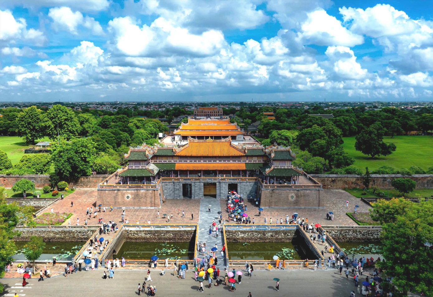 Du khách tham quan Đại nội Huế. Ảnh: Đình Hoàng