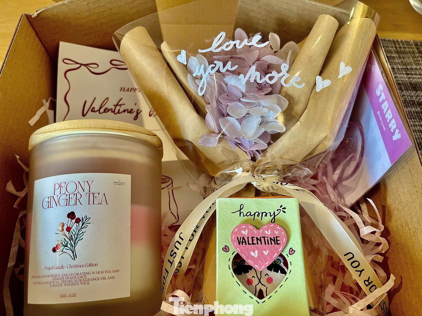 Những hộp nến thơm còn có thể kết hợp cùng các sản phẩm khác như hoa, gấu bông len hay móc khóa handmade để tạo nên những combo quà tặng đầy ý nghĩa, gửi gắm yêu thương trong mùa Valentine.