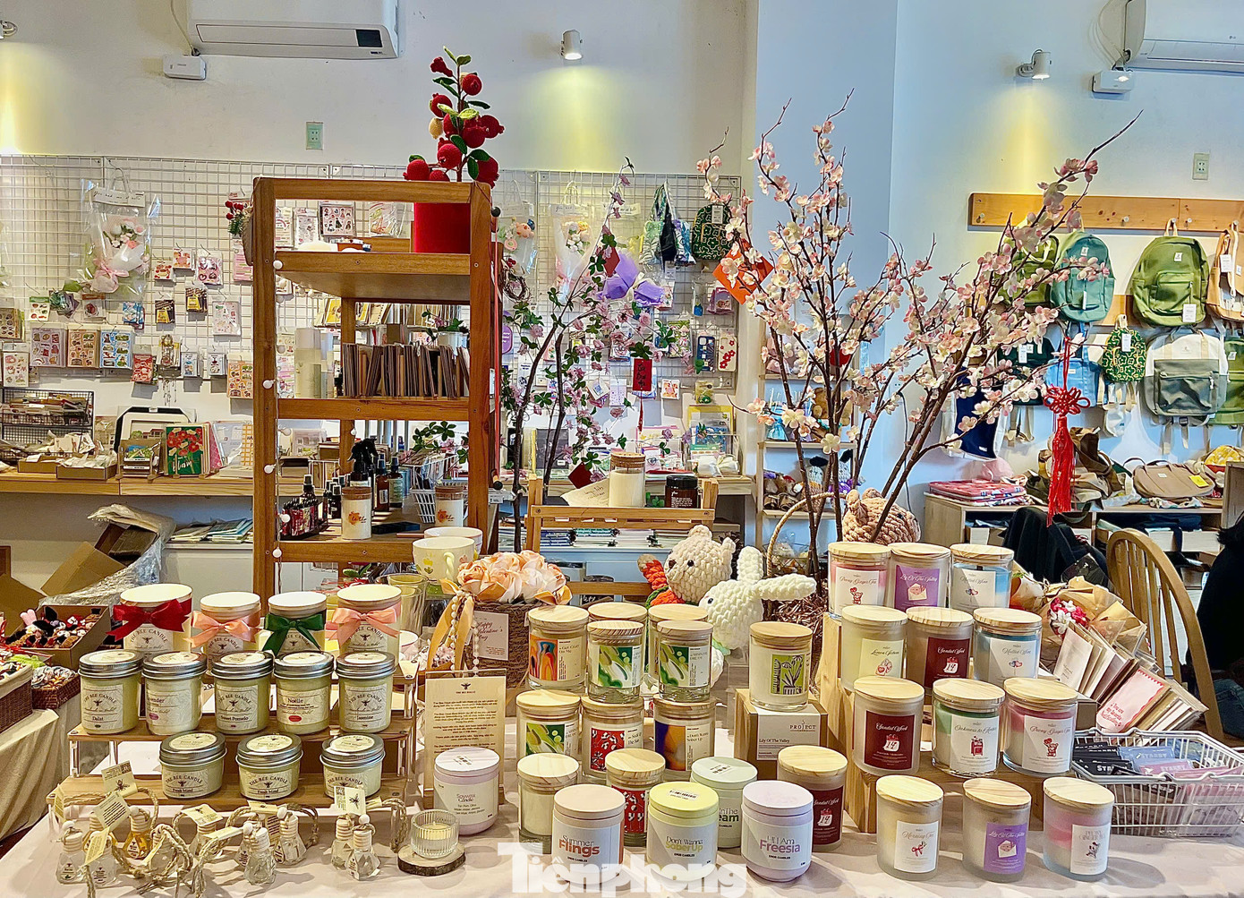Nến thơm handmade có giá dao động từ 200.000 – 300.000 đồng/hộp, tùy vào nguyên liệu, kiểu dáng và mùi hương.