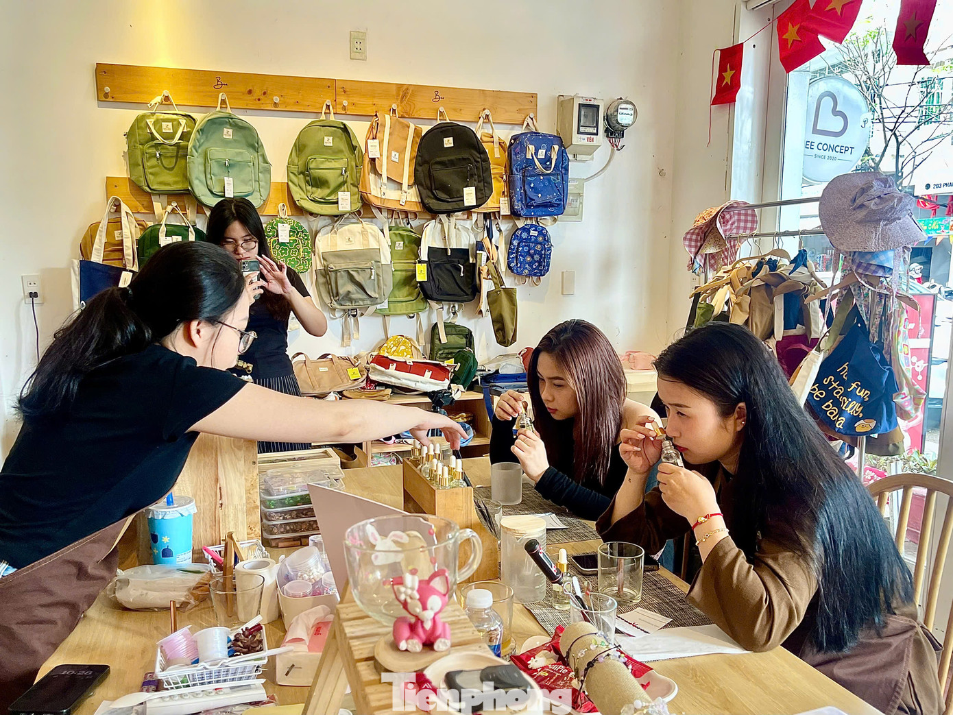 “Shop có mở link đăng ký trước trên fanpage và Instagram. Khách cần đặt chỗ trước ít nhất 6 tiếng để bên mình chuẩn bị nguyên liệu như sáp nến, bấc, tinh dầu, sticker và các phụ kiện trang trí đi kèm. Các sản phẩm tự tay khách làm có giá từ 250– 350 ngàn đồng/cốc. Ngoài ra còn có dịch vụ làm thiệp bằng tay”, chị Minh Thục, nhân viên một shop tại Đà Nẵng cho biết. Trong ảnh: Nhiều bạn trẻ lựa chọn tự tay làm nến để tặng người thương trong ngày lễ Tình nhân. Ảnh: Ngọc Thắm