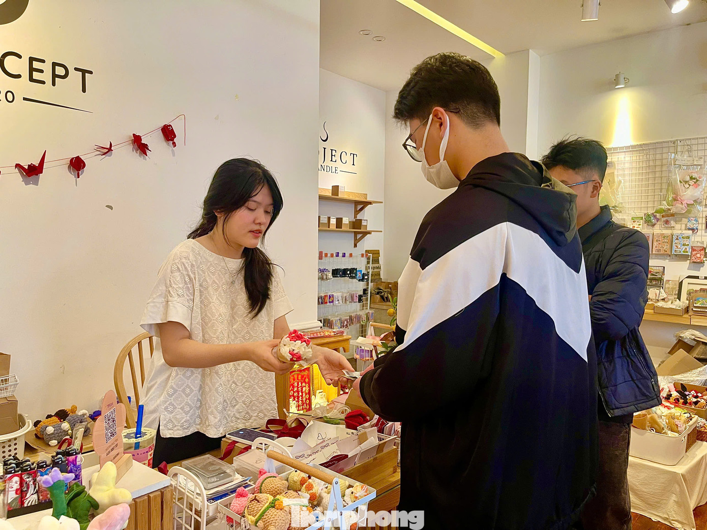 Chị Minh Thục cho biết “doanh thu từ các sản phẩm như hoa, nến thơm, gấu bông len và móc khóa handmade tăng từ 40 – 50% trong mùa lễ Tình nhân này. Xu hướng tự tay làm quà tặng không chỉ giúp tiết kiệm chi phí mà còn tạo dấu ấn riêng, thể hiện sự chân thành của người tặng”. Ảnh: Ngọc Thắm
