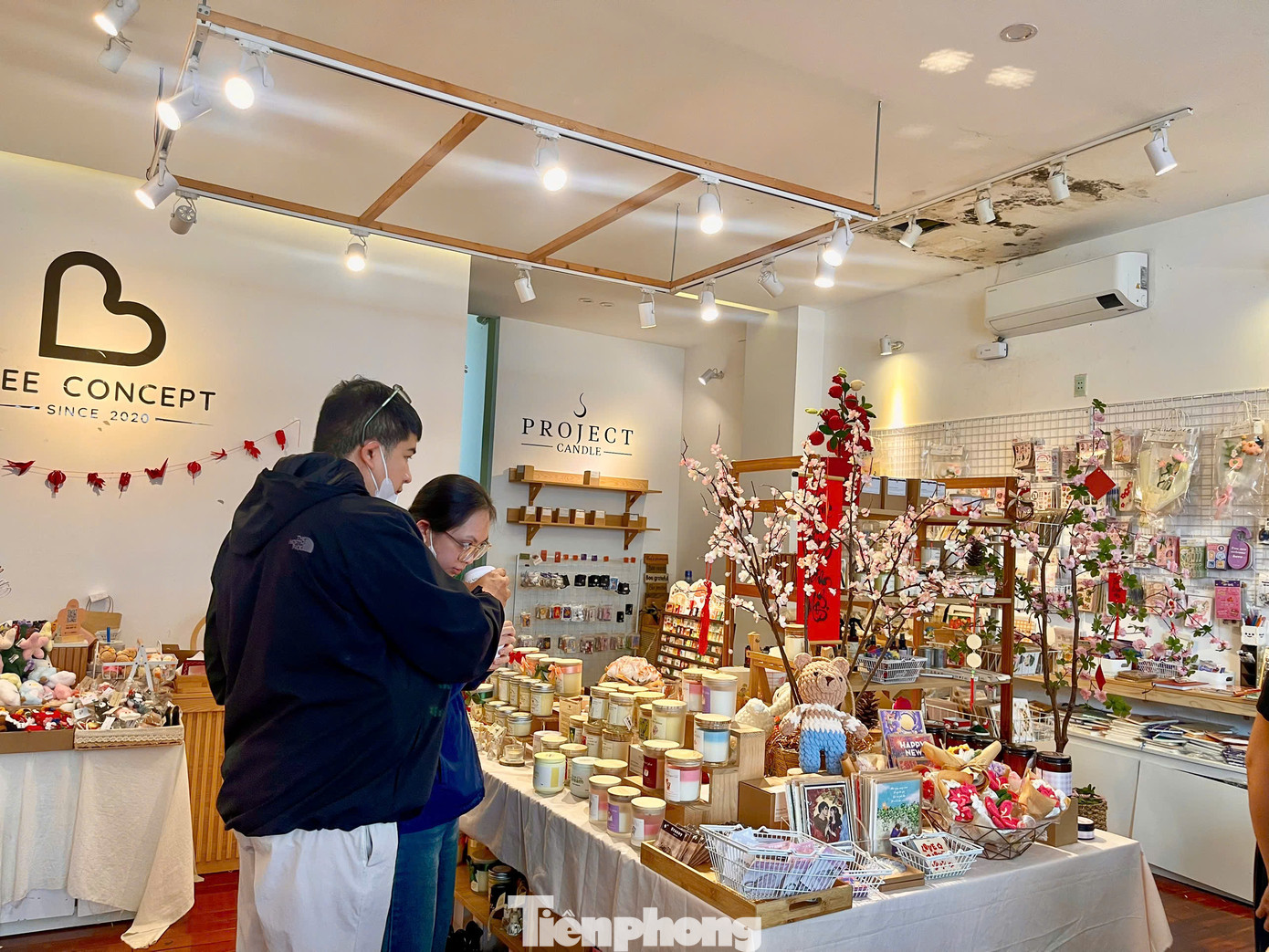 Anh Nguyễn Văn Khoa 28 tuổi cùng bạn đang lựa chọn mùi hương trước khi bắt tay vào làm nến. Anh Khoa chia sẻ: “Mình và bạn gái đều rất thích nến thơm, nhất là những mùi trầm ấm như gỗ đàn hương hay ngọt ngào như hoa hồng. Với tụi mình, nến không chỉ để trang trí mà còn tạo ra không gian thư giãn sau một ngày dài. Thay vì mua sẵn, cả hai quyết định tự tay làm để mỗi lần thắp lên, không chỉ có hương thơm lan tỏa mà còn gợi nhớ những kỷ niệm đẹp. Mình nghĩ món quà do chính tay mình tạo ra luôn có ý nghĩa hơn, bởi nó chứa đựng thời gian, tình cảm và sự quan tâm dành cho nhau”. Ảnh: Ngọc Thắm