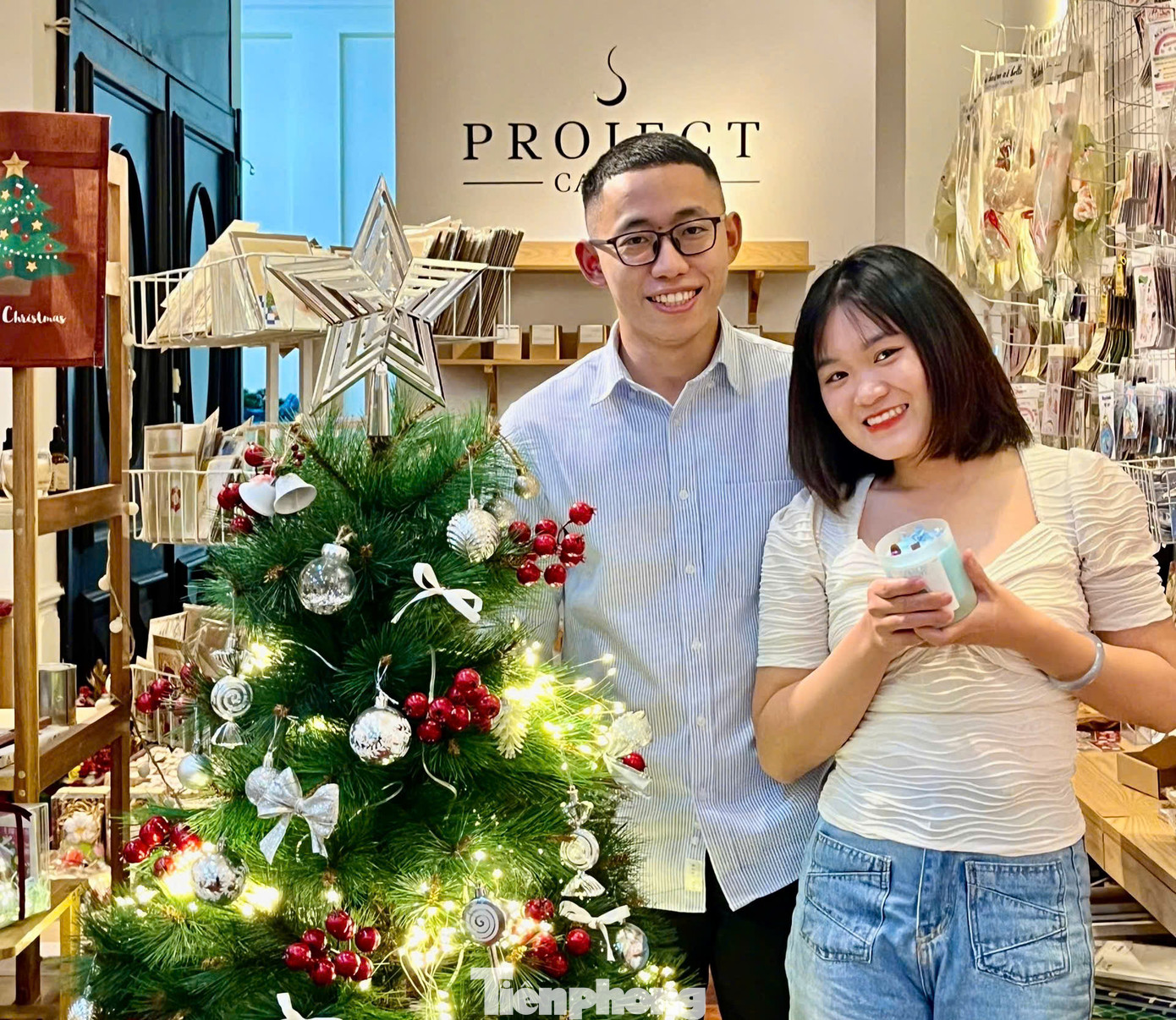 Nến thơm không chỉ mang đến sự thư thái mà còn có tác dụng cải thiện tâm trạng, giúp giảm căng thẳng và tạo bầu không khí ấm cúng. Nếu như những mùi hương như hổ phách, lavender, trà xanh giúp thư giãn tinh thần, hương hoa hồng, rượu vang, cam bergamot lại gợi lên sự lãng mạn, ngọt ngào. Vì thế, việc cùng nhau tạo ra một ngọn nến không chỉ là một trải nghiệm thú vị mà còn là cách để các cặp đôi lưu giữ những khoảnh khắc bên nhau theo một cách rất riêng. Mỗi mùi hương đều mang một câu chuyện và gợi lên những xúc cảm khác nhau. Ảnh: Ngọc Thắm