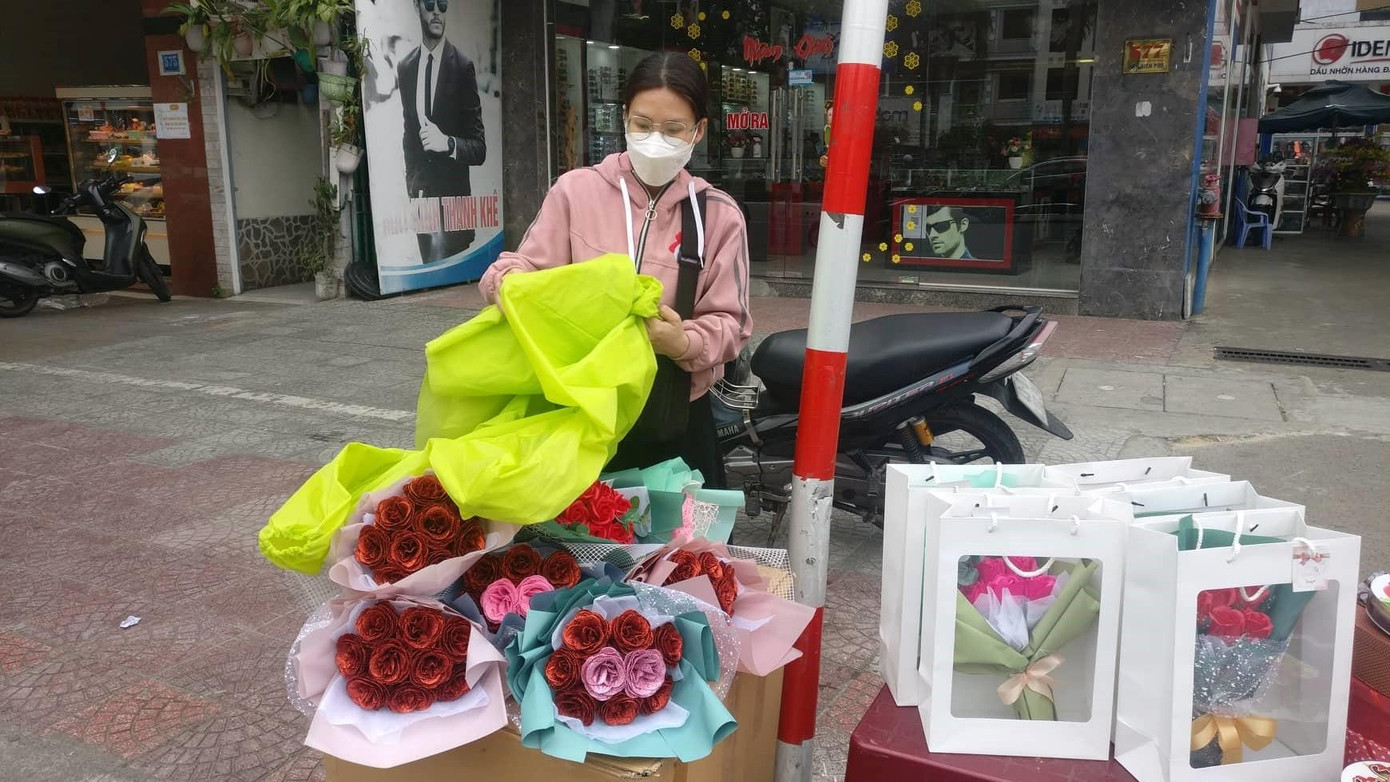 Trời lắc rắc mưa nhiều nơi tại thành phố khiến việc bán quà tặng Valentine không khả quan. Ảnh: Kim Ngân