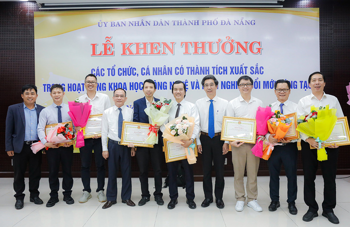 Các nhà khoa học của ĐH Duy Tân nhận Bằng khen của UBND TP. Đà Nẵng