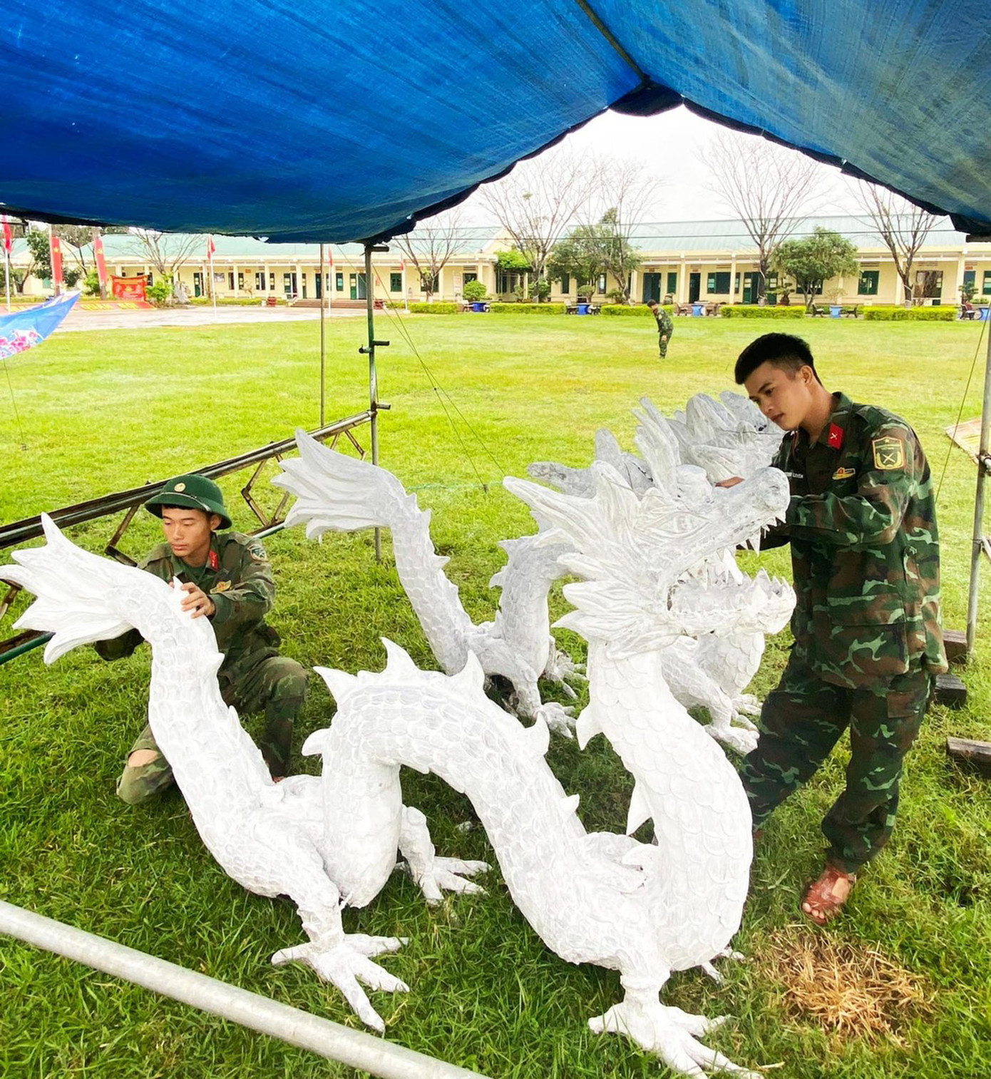 Linh vật chủ yếu được đắp bằng xi măng, khung được ráp bằng thép, lưới sắt để bảo đảm độ bền, chắc chắn; sau khi hoàn thành được trưng bày để thi và trang trí làm đẹp cho khuôn viên doanh trại. Ảnh: Ngọc Tú