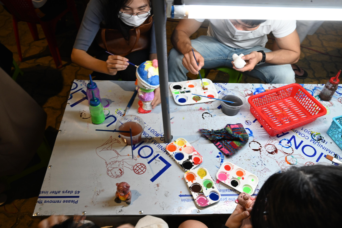 Với cọ, nước, các hũ màu đầy màu sắc có sẵn, việc mix màu hoàn toàn tùy thuộc vào sở thích của mỗi người - Ảnh: Huỳnh Như Với cọ, nước, các hũ màu đầy màu sắc có sẵn, việc mix màu hoàn toàn tùy thuộc vào sở thích của mỗi người - Ảnh: Huỳnh Như