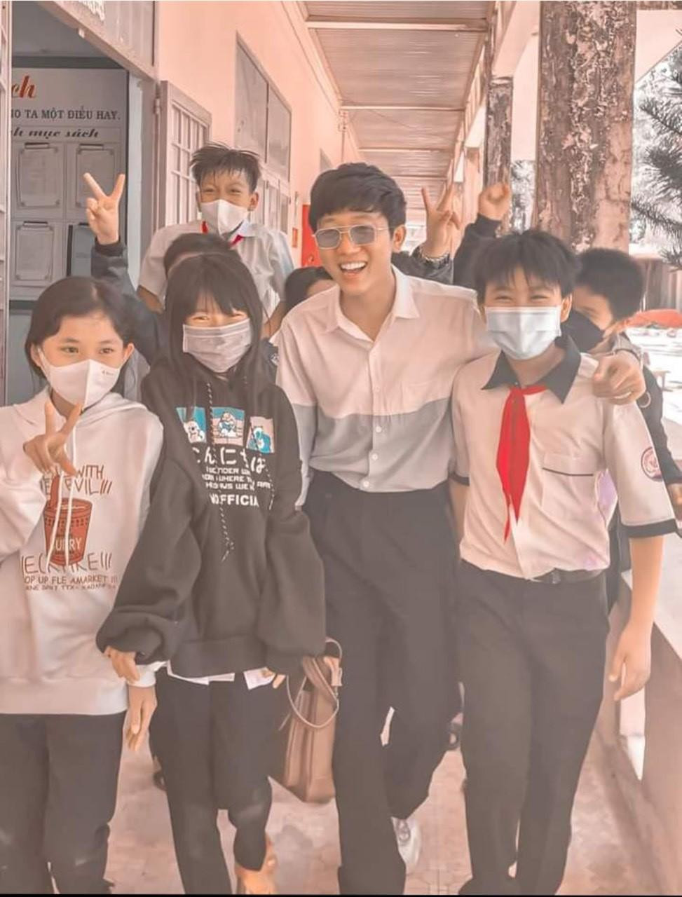 Các em học sinh hào hứng khi được tham gia những video của thầy - ảnh NVCC