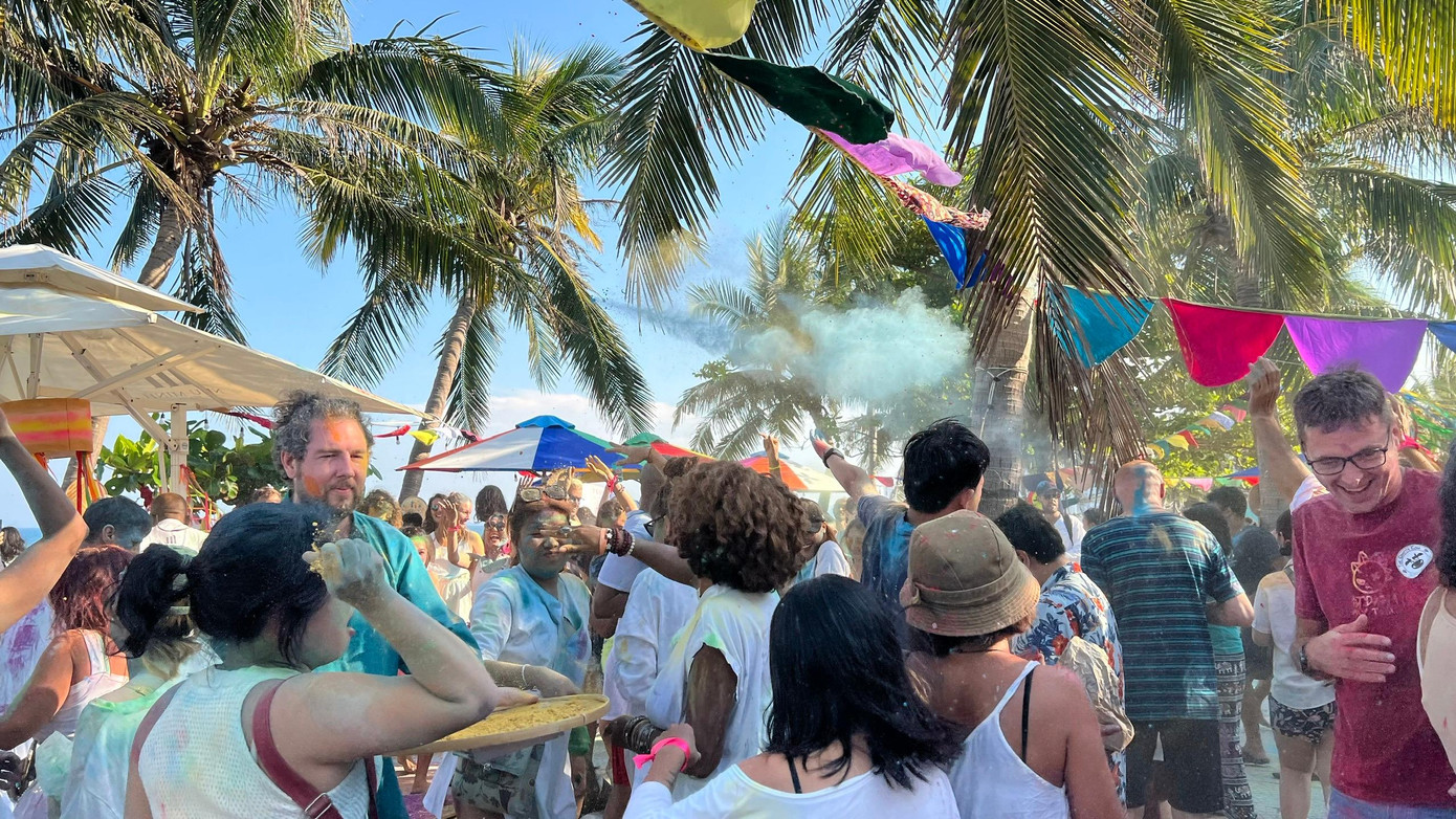 Ai cũng mong muốn nhận được càng nhiều màu sắc lên người để gặp nhiều may mắn. - Ảnh: Bảo Quyên