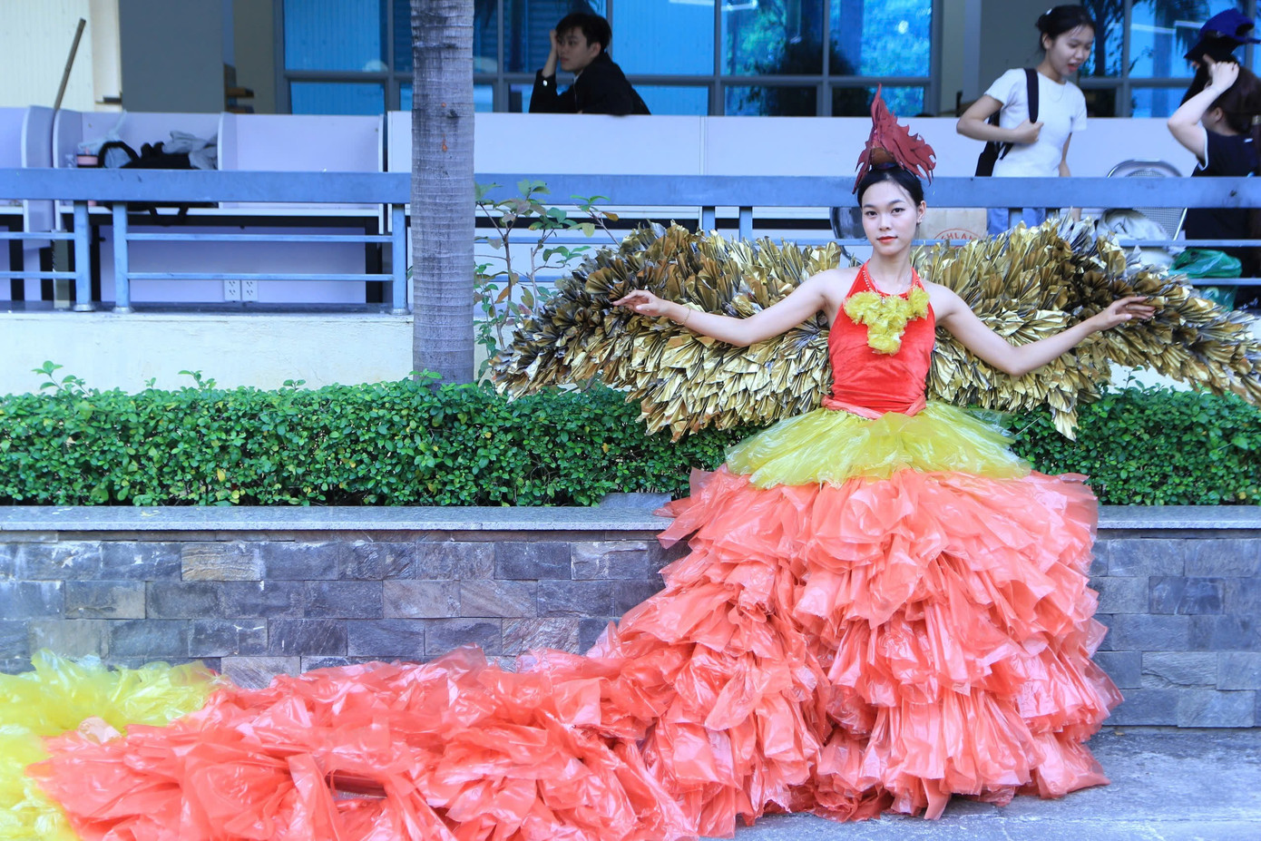 Không ít bộ trang phục tái chế cầu kỳ, dài tới 2 – 3 mét được chính tay các bạn sinh viên thiết kế và sáng tạo, thể hiện sự đầu tư công phu và tinh thần bảo vệ môi trường. Ảnh: Minh Hiền