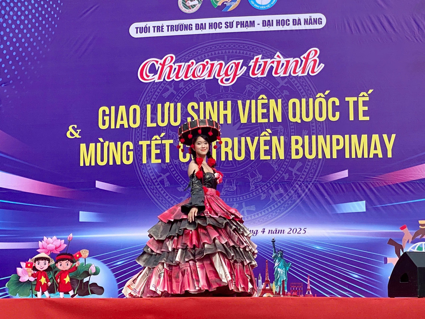 Lễ hội không chỉ mang đến niềm vui cho du học sinh Lào xa quê, mà còn tạo cơ hội để sinh viên các nước cùng giao lưu văn hóa, gắn kết cộng đồng và lan tỏa tinh thần đoàn kết, sẻ chia trong môi trường giáo dục. Trong ảnh: Mỗi bộ trang phục đều đại diện cho một dân tộc, một quốc gia khác nhau, góp phần tạo nên bức tranh đa dạng và rực rỡ sắc màu văn hóa. Ảnh: Hữu Tùng