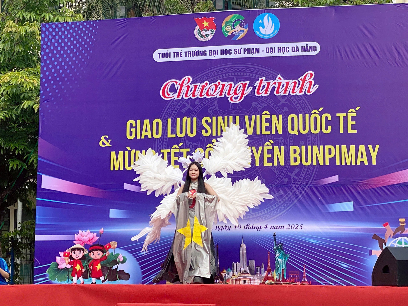 Lễ hội không chỉ mang đến niềm vui cho du học sinh Lào xa quê, mà còn tạo cơ hội để sinh viên các nước cùng giao lưu văn hóa, gắn kết cộng đồng và lan tỏa tinh thần đoàn kết, sẻ chia trong môi trường giáo dục. Trong ảnh: Mỗi bộ trang phục đều đại diện cho một dân tộc, một quốc gia khác nhau, góp phần tạo nên bức tranh đa dạng và rực rỡ sắc màu văn hóa. Ảnh: Hữu Tùng