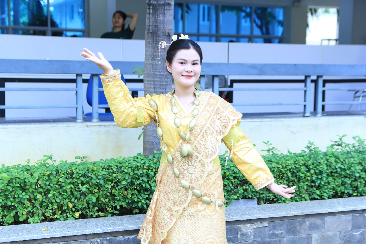 Phần trình diễn thời trang các quốc gia với trang phục làm từ vật liệu tái chế như bao nilon, báo cũ, vải thừa… là một trong những hoạt động được các bạn sinh viên mong chờ nhất. Những tiếng reo hò, cổ vũ sôi nổi đã khiến không khí buổi trình diễn trở nên náo nhiệt và ấn tượng. Ảnh: Minh Hiền