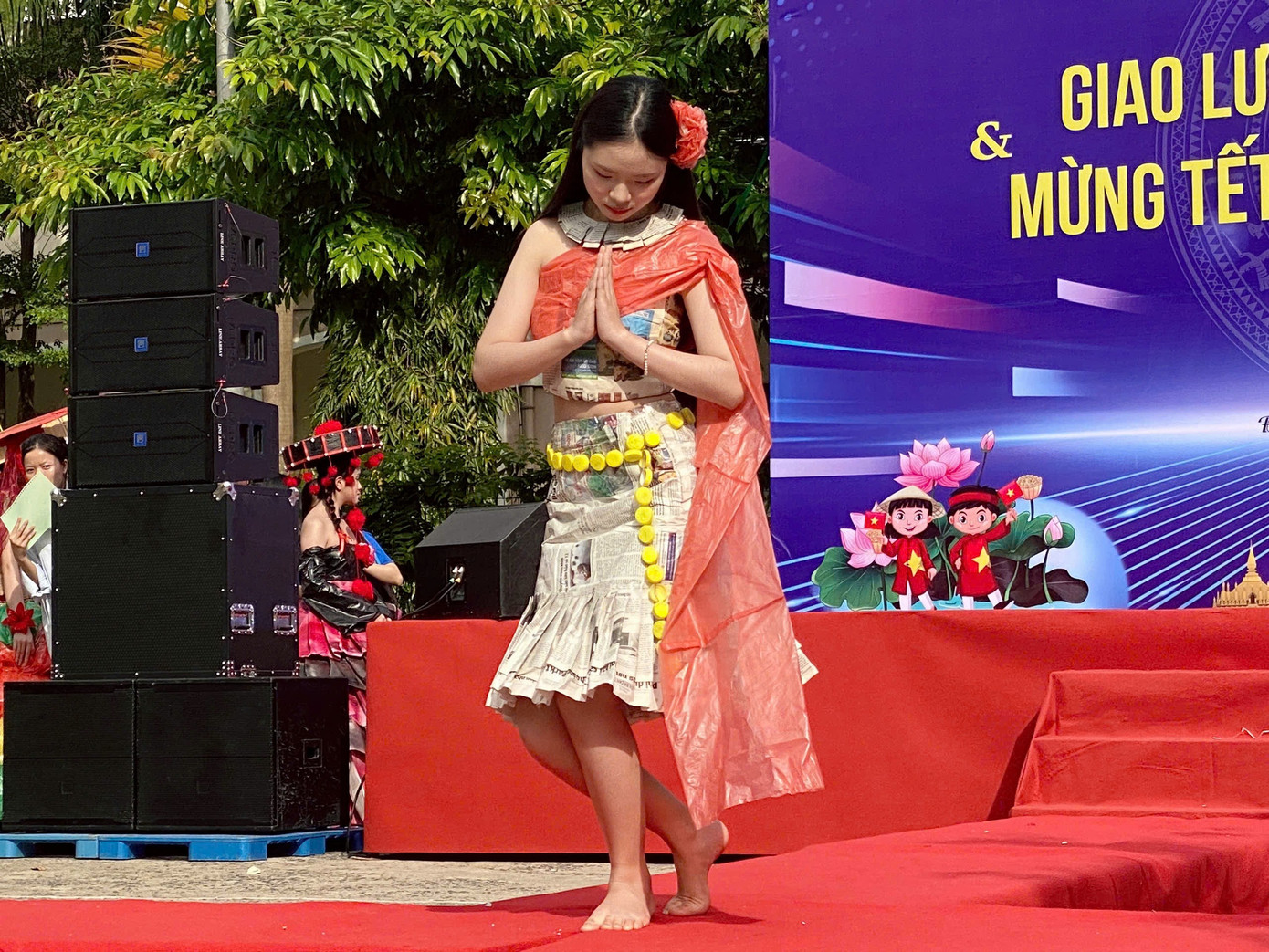 Lễ hội không chỉ mang đến niềm vui cho du học sinh Lào xa quê, mà còn tạo cơ hội để sinh viên các nước cùng giao lưu văn hóa, gắn kết cộng đồng và lan tỏa tinh thần đoàn kết, sẻ chia trong môi trường giáo dục. Trong ảnh: Mỗi bộ trang phục đều đại diện cho một dân tộc, một quốc gia khác nhau, góp phần tạo nên bức tranh đa dạng và rực rỡ sắc màu văn hóa. Ảnh: Hữu Tùng