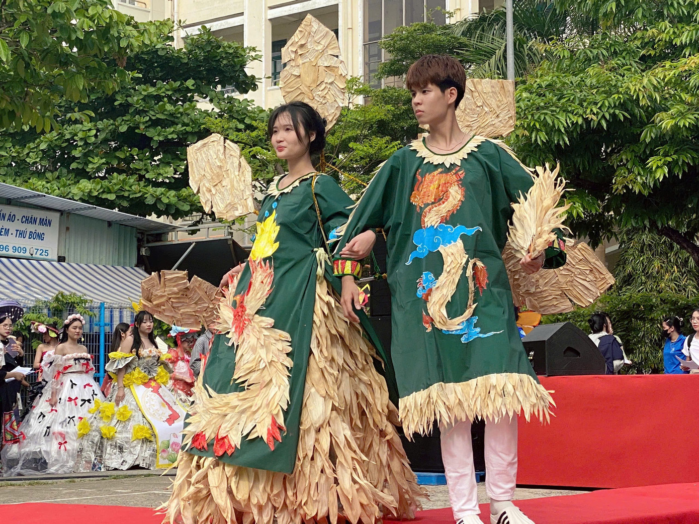 Lễ hội không chỉ mang đến niềm vui cho du học sinh Lào xa quê, mà còn tạo cơ hội để sinh viên các nước cùng giao lưu văn hóa, gắn kết cộng đồng và lan tỏa tinh thần đoàn kết, sẻ chia trong môi trường giáo dục. Trong ảnh: Mỗi bộ trang phục đều đại diện cho một dân tộc, một quốc gia khác nhau, góp phần tạo nên bức tranh đa dạng và rực rỡ sắc màu văn hóa. Ảnh: Hữu Tùng