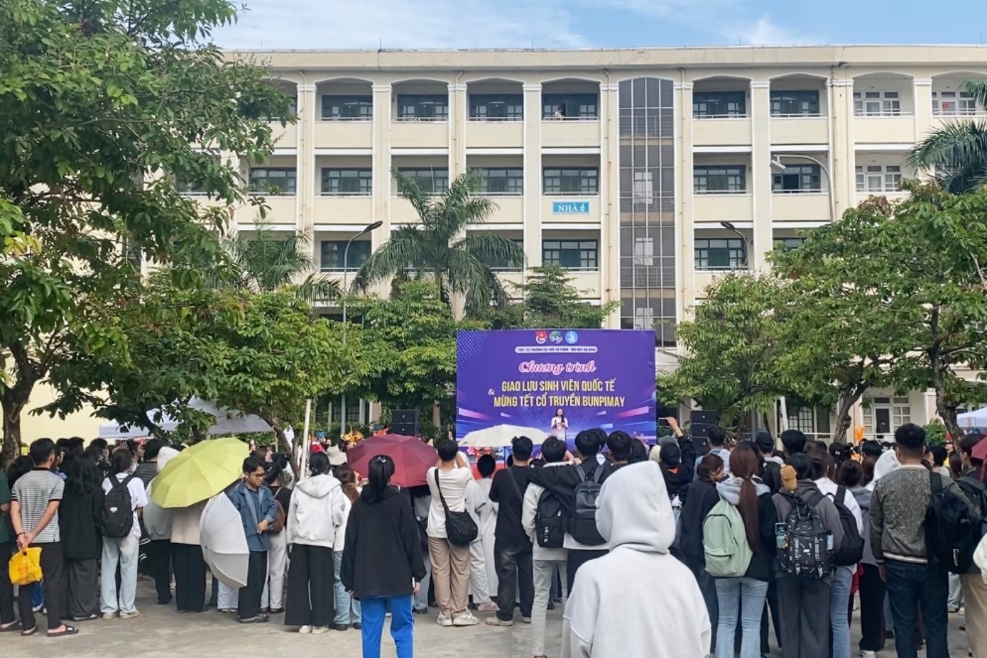 Trong khuôn khổ chương trình “Giao lưu sinh viên quốc tế và chào mừng Tết cổ truyền Bunpimay của Lào”, chiều ngày 10/4, lễ hội truyền thống đầy sắc màu của nước bạn Lào đã diễn ra với sự tham gia của hàng trăm sinh viên. Từ khoảng 13h, nhiều người đã đến sớm để tranh thủ chụp hình, tham gia các trò chơi dân gian và hòa mình vào không khí náo nhiệt của ngày hội. Ảnh: Hữu Tùng