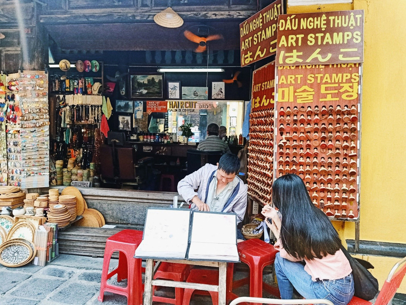 Anh Hà Phạm Công Phú (42 tuổi, quê ở Phú Thọ), bắt đầu làm nghề in con dấu nghệ thuật vào năm 30 tuổi và đến nay đã hành nghề được 12 năm. (Ảnh: Hằng Hương)