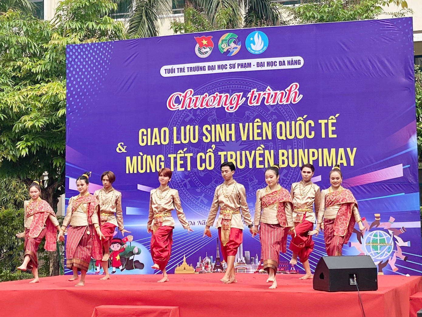 Sinh viên Lào duyên dáng với những điệu múa truyền thống. Ảnh: Hữu Tùng