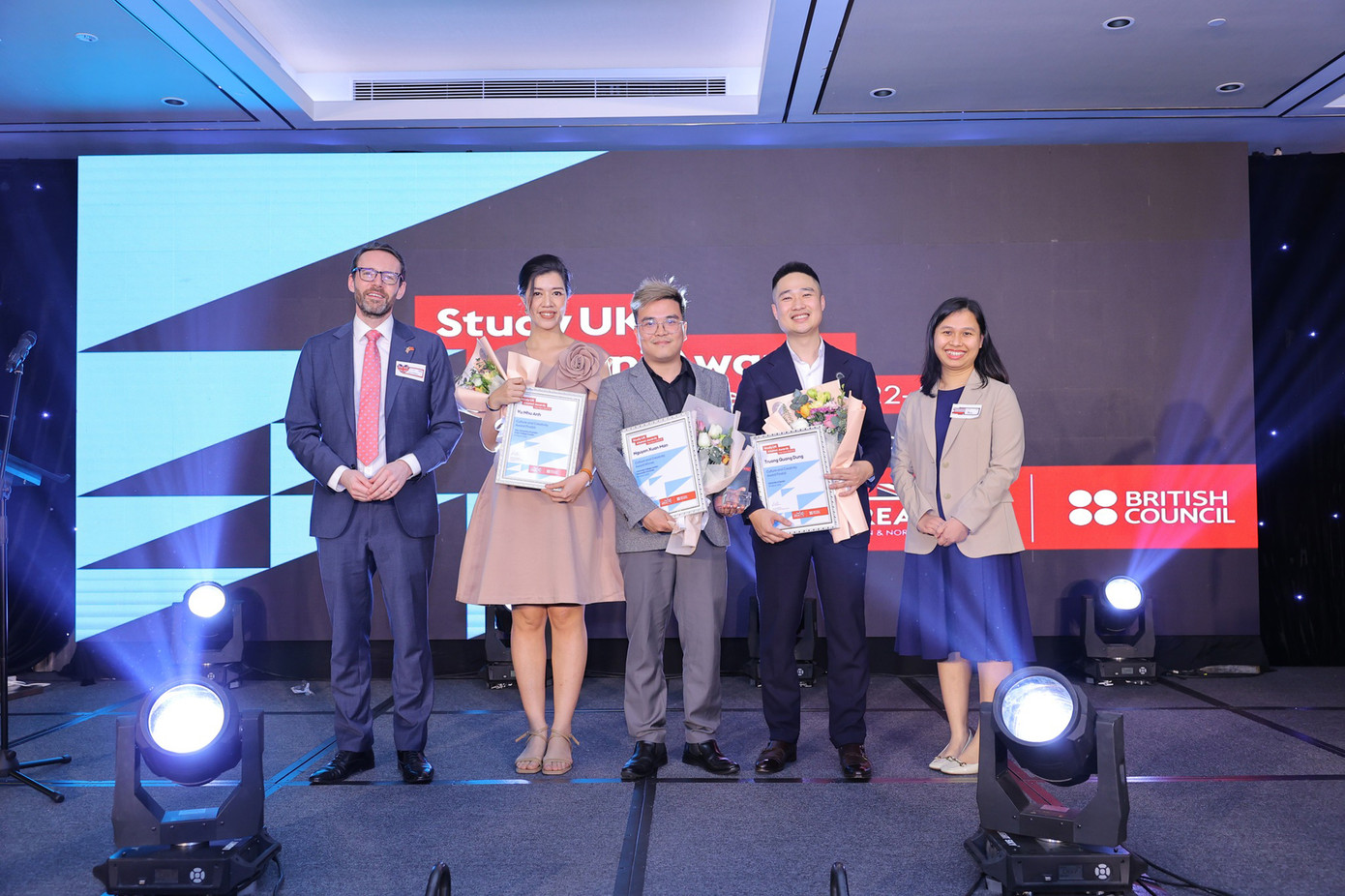 Anh Nguyễn Xuân Mẫn (đứng giữa) nhận giải Quán quân hạng mục Văn hóa và Sáng tạo tại Lễ trao giải Study UK Alumni Awards 2022-23 hồi tháng 3/2023 Anh Nguyễn Xuân Mẫn (đứng giữa) nhận giải Quán quân hạng mục Văn hóa và Sáng tạo tại Lễ trao giải Study UK Alumni Awards 2022-23 hồi tháng 3/2023
