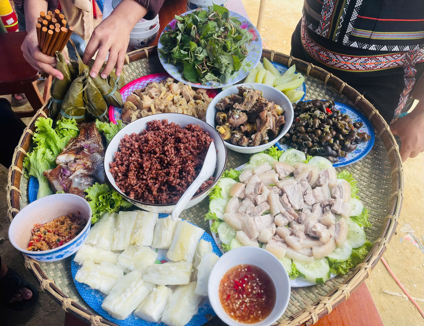 Mâm cơm cúng mừng lúa mới.