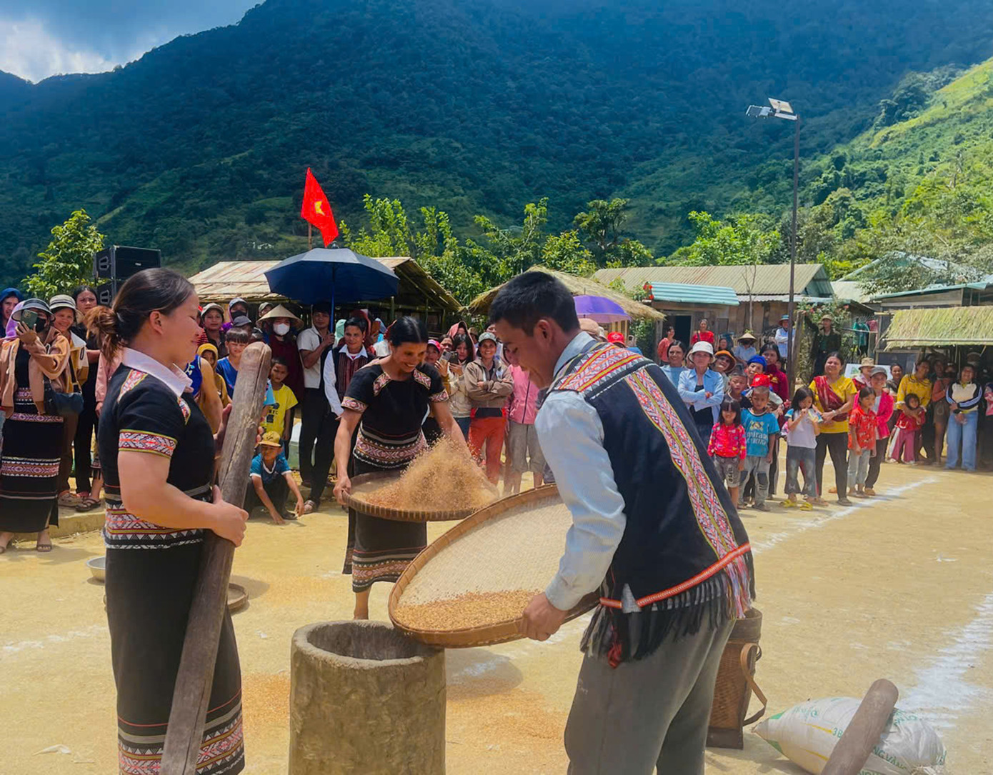 Hoạt động giã gạo nhộn nhịp và thuần thục là nét đẹp truyền thống của bà con vẫn còn được gìn giữ từ xưa đến nay.