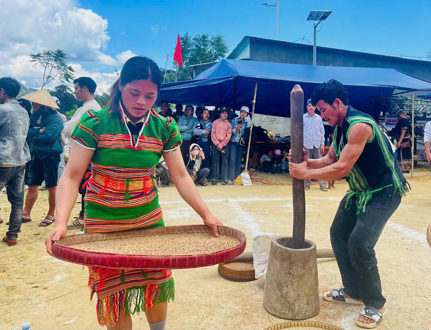 Hoạt động giã gạo nhộn nhịp và thuần thục là nét đẹp truyền thống của bà con vẫn còn được gìn giữ từ xưa đến nay.