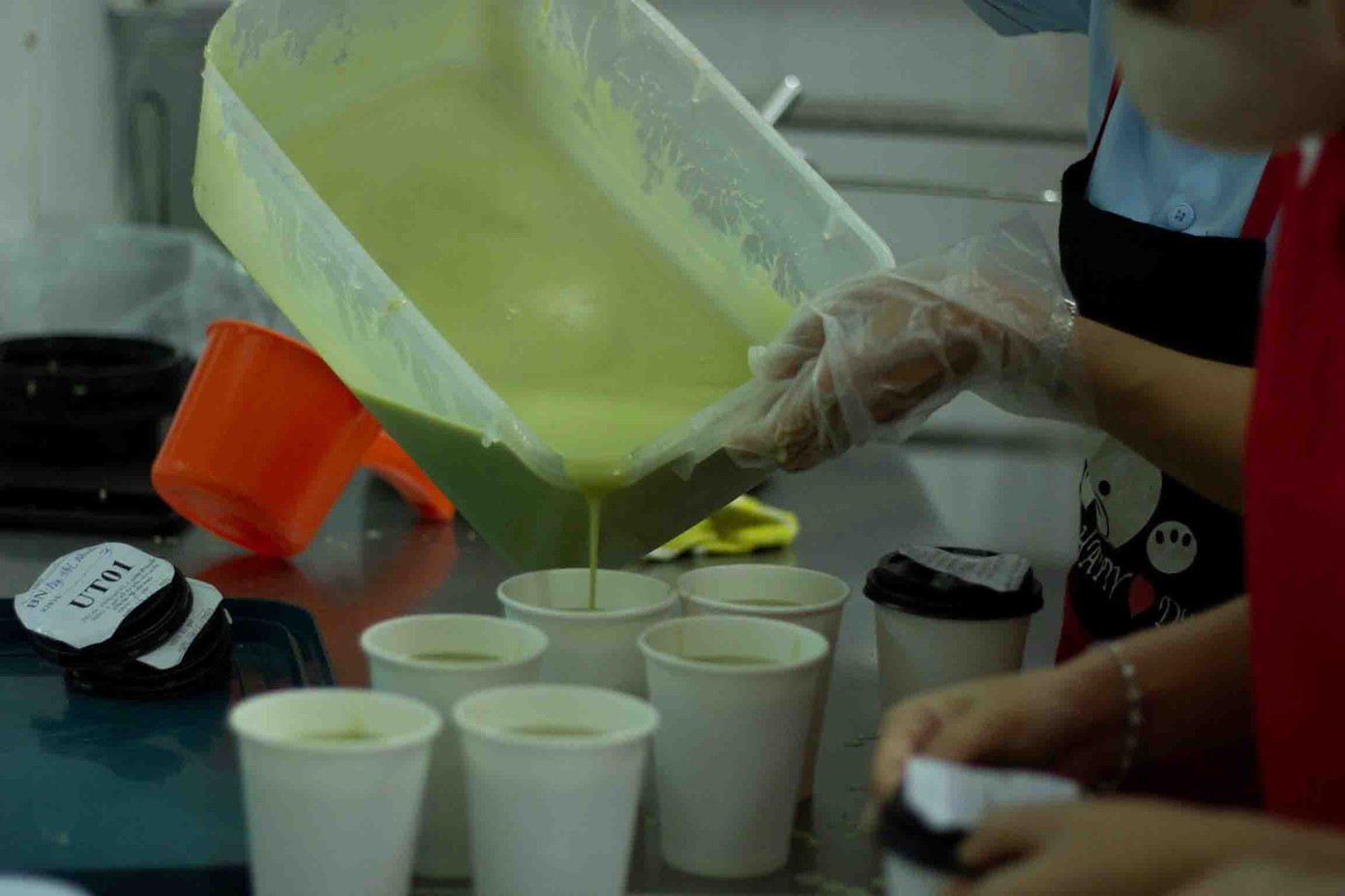 Những suất cháo được để riêng vào từng ly và đóng nắp cẩn thận.