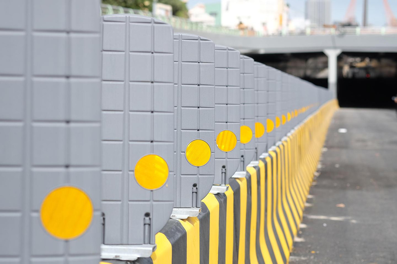 Trước đó, ngày 21/2/2022, ông Nguyễn Văn Quảng - Bí thư Thành ủy Đà Nẵng dẫn đầu đoàn công tác kiểm tra tiến độ dự án cải tạo cụm nút giao thông phía tây cầu Trần Thị Lý (quận Hải Châu). Bí thư Thành ủy Dà Nẵng chỉ đạo, tập trung mọi nguồn lực thi công để đến 28/2 hoàn thành cơ bản các hạng mục liên quan, theo đó đúng ngày 29/3 khánh thành đưa vào sử dụng tổng thể dự án này. Ảnh: Thái Lâm