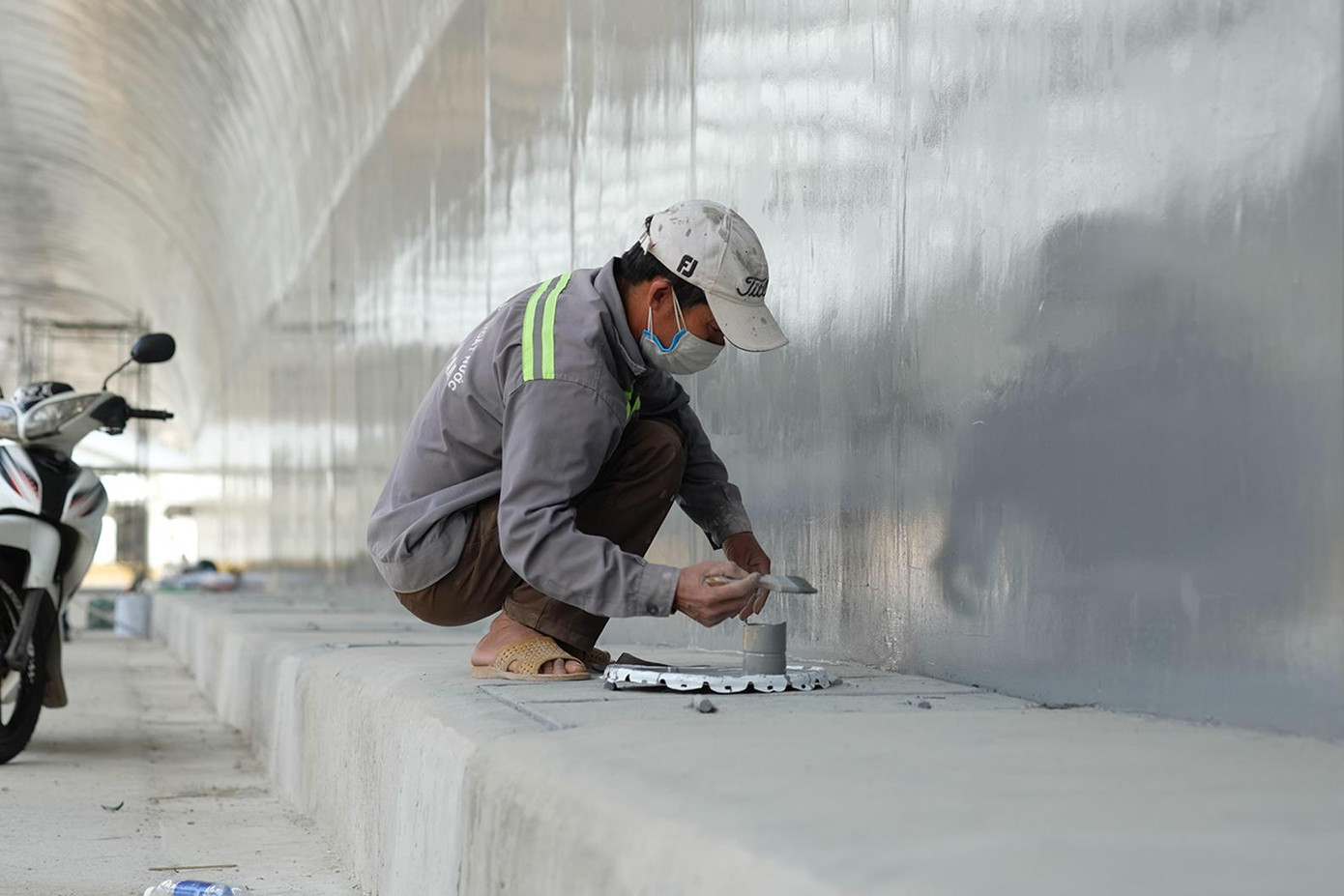 Dự án khởi công ngày 29/3/2020, thời gian thực hiện là 450 ngày. Tuy nhiên, công trình đã chậm tiến độ. Ngày 19/2/2021, Bí thư Thành ủy Đà Nẵng Nguyễn Văn Quảng đến kiểm tra tiến độ công trình, và đã ra "tối hậu thư" yêu cầu đẩy nhanh tiến độ. Ảnh: Thái Lâm