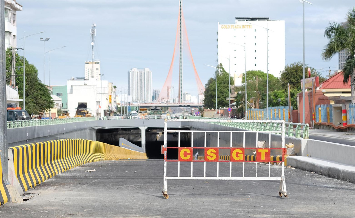 Để hoàn thành dự án, các loại phương tiện lưu thông qua nút Duy Tân - cầu Trần Thị Lý vẫn bị cấm. Ngoài ra, gói thầu xây lắp hạng mục tổ chức giao thông, hệ thống camera giám sát, điện chiếu sáng dự kiến sẽ hoàn thành đến ngày 28/2. Gói thầu xây lắp cảnh quan cây xanh và điện chiếu sáng trang trí đang tổ chức lựa chọn nhà thầu và dự kiến triển khai thi công trong tháng 3/2022. Ảnh: Thái Lâm